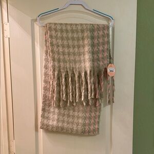 Stylish Houndstooth Scarf with Fringe